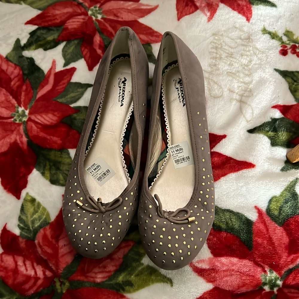 Ariizona jeans size 11 tan ballet flats with gold gem detailing